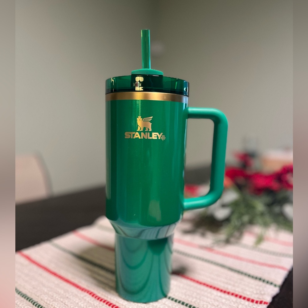 Stanley The St. Patrick's Day Flowstate Quencher 40oz Tumbler - Picture 2 of 9
